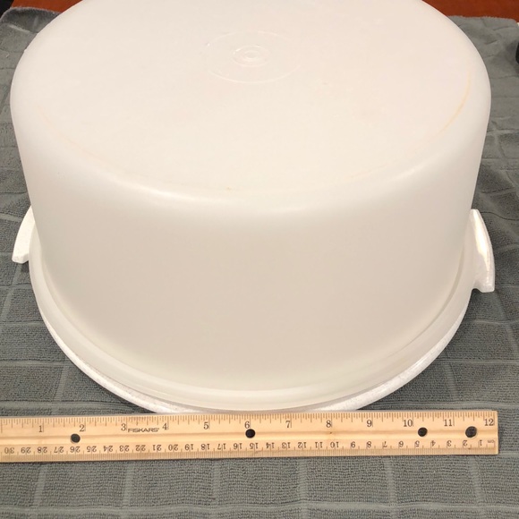 Tupperware cake taker - Picture 1 of 3